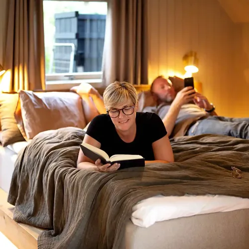 Hvidbjerg Strand Camping Resort Glamping Lodges Seng Laesning